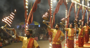 Priests performing the grand Ganga Aarti with large brass lamps at Dashashwamedh Ghat in Varanasi during a 2026 evening ritual.