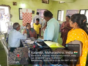 कळंबी गावात आयोजित आरोग्य शिबिरात रुग्णांची तपासणी करताना तज्ज्ञ डॉक्टर आणि उपस्थित मान्यवर.