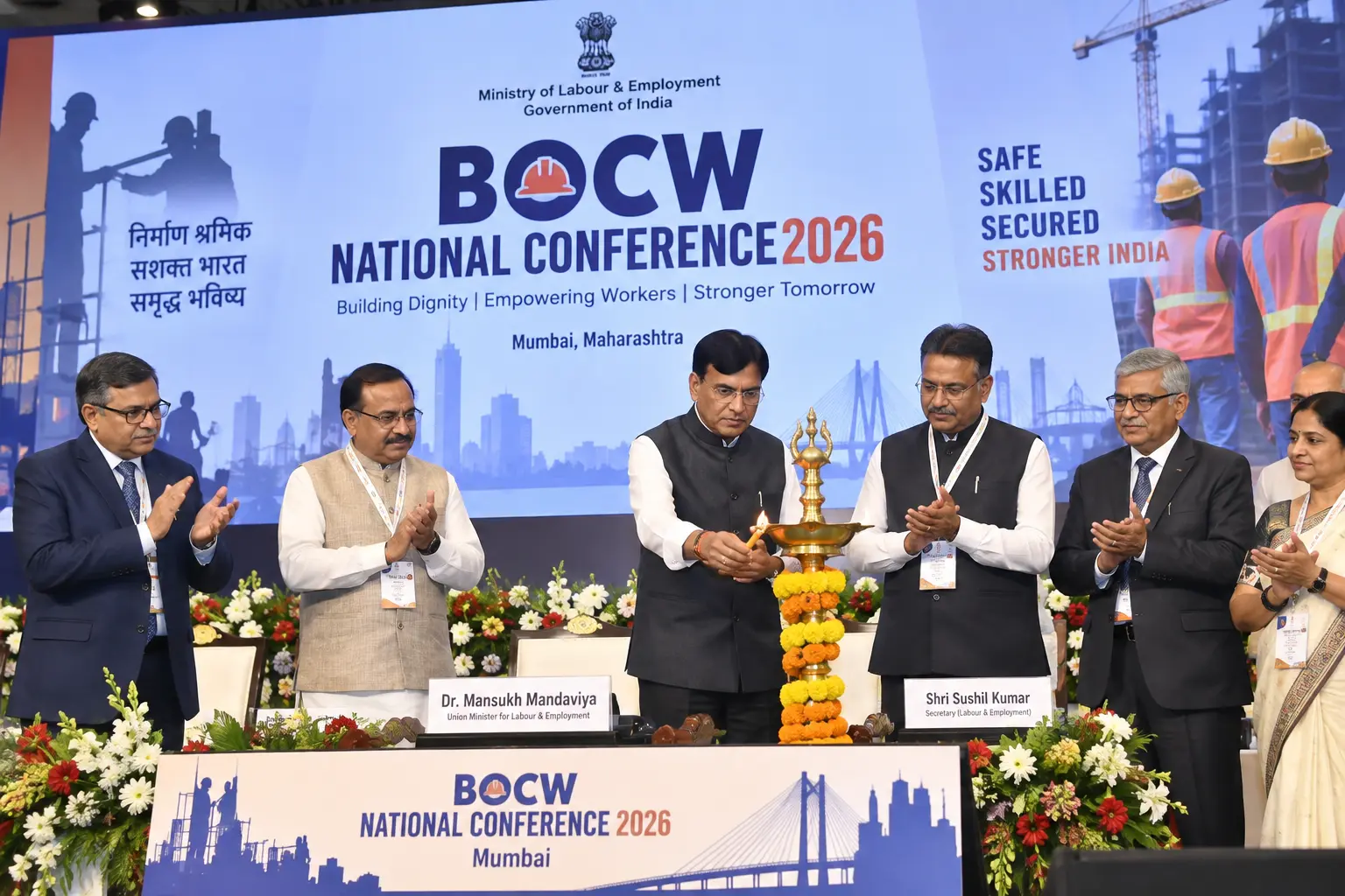 मुंबईतील BOCW राष्ट्रीय परिषद २०२६ च्या उद्घाटन प्रसंगी केंद्रीय मंत्री डॉ. मनसुख मांडविया आणि इतर मान्यवर.