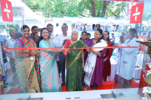 சென்னை ஆதம்பாக்கத்தில் சிஹ்சி ஃபார்மசி மினி புதிய கிளையைத் திறந்து வைக்கும் இயக்குநர் சிஏ ஜெயஸ்ரீ காண்டிபன்.